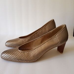 Stuart Weitzman Gold Pumps Size 8.5 M